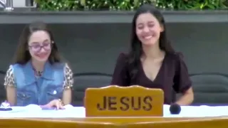 Será um novo meme? Meninas começam a ri enquanto cantam na igreja | Solta o Cabo da Nau