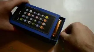 Распаковка Nokia N9 в черном цвете (unboxing)