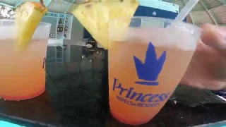 С коктейлем у бассейна Caribe Club Princess Beach Resort and Spa All Inclusive, Punta Cana‎