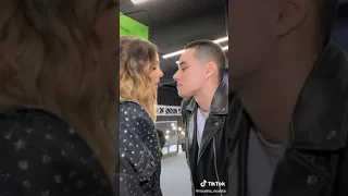 Нюша целуется в TikTok