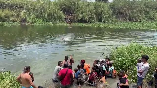 Siguen los migrantes cruzando