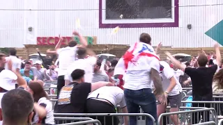 Euro2020, i tifosi inglesi festeggiano il gol di Shaw: volano in aria bicchieri pieni di birra