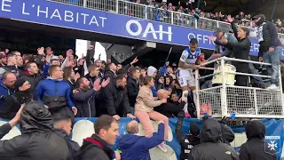 Jubal monte en tribune pour lancer les chants après la victoire contre Angers !