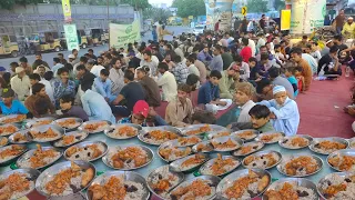 Free Food In Ramadan Iftar Time | 5000+ People Iftar on Road | Biggest Iftari in Pakistan.