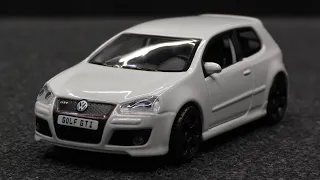 43. Volkswagen Golf GTI Edition 30 - bburago 1/32