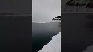 Поломало лёд рыбаки остались на льду.