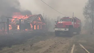 Под Екатеринбургом  сгорели 14 домов - жутко и страшно. Real video