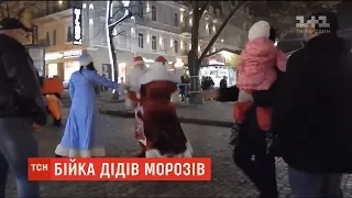 Бійка за місце під ялинкою: в Одесі почубилися два Діди Морози