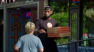 LEBRON JAMES / Se DISFRAZA de repartidor de PIZZA y No CREERAS lo que pasa