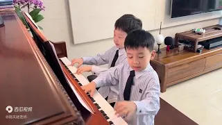 A piano duet with Mozart symphony😍😍😍 children Chinese kids 子航和大锤 Zihang, two Chinese pianist boys