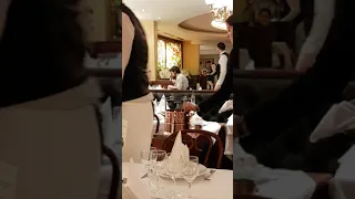 Шоу фламбе в ресторане Страсбурга Flambé Show at Strasbourg Restaurant