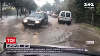 Потужна злива перетворила вулиці Чернівців на суцільні річки