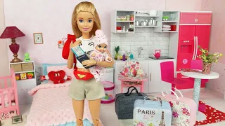 Barbie y Su Bebita Salen De Viaje. Barbie Empaca Sus Bolsos De Muñecas