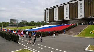На Поклонной горе развернут гигантский флаг России