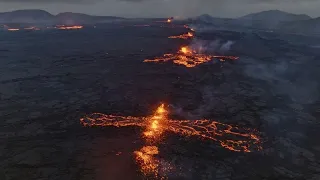 В Гриндавике снова извергается вулкан