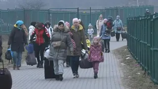 Ukrainian refugees fleeing shelling arrive in Poland | AFP