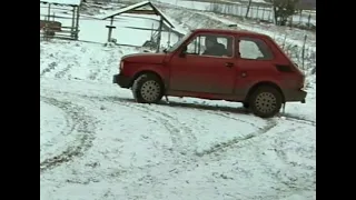 Fiat 126p w zimowych warunkach, nagranie z 2000r. Polska