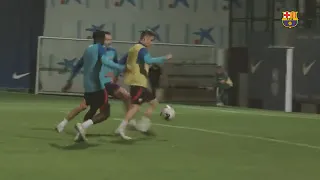 Marc Casadó marca un gol en el entrenamiento del Barça de Xavi / FCB