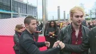 Radio 1 Teen Awards: Nick Jonas 'interview bombs' 5 Seconds of Summer