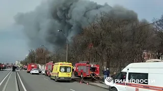 В МЧС подтвердили РИА Новости гибель 1 пожарного при тушении "Невской мануфактуры", еще 2 пострадали