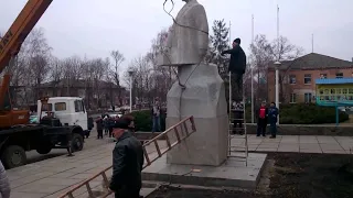 Taking Down The Lenin Monument || ViralHog