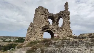 Крым,Инкерманский монастырь,крепость Каламита,озеро в заброшенном карьере с огромным проездом в скал