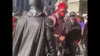 Batman walk on American protest)) 😂 Бэтмэн на протестах в Америке. Штурм Белого Дома ))