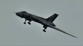 Superb! Avro Vulcan bomber XH558 – Shoreham 2014