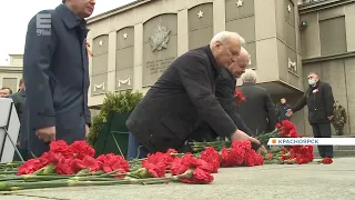 Красноярцы возложили венки и цветы к мемориалу у Вечного огня