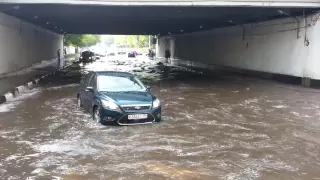 пр.Серп и Молот - ш.Энтузиастов, лужа. Два гидроудара в одном видео.