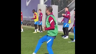 Dani Alves’ reaction drill during Barcelona training 🤣😮 | #shorts