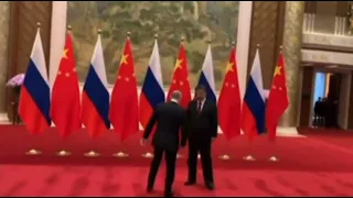 Президент Китая Си Цзиньпин приветствует Путина по-русски