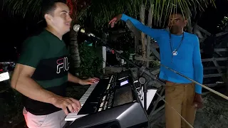 gildenes Araújo e seus teclados tocando uma sequência de seresta e brega em macajuba no bar do Paulo