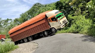 Extreme and dangerous! Fuso truck through the narrow mountain road