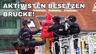 AKTIVISTEN besetzten BRÜCKE und seilen sich ab! FEUERWEHR & WEGA im Einsatz