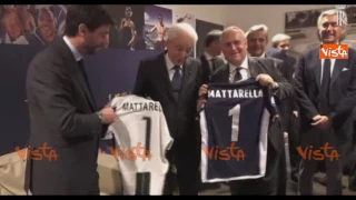 Mattarella riceve da Agnelli e Lotito le magliette di Juve e Lazio