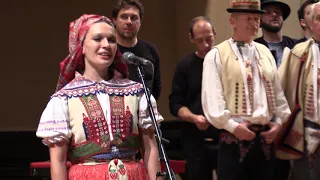 PRAHA-Píseň Teče, voda teče...závěr koncertu, který zvedl diváky k bouřlivému potlesku