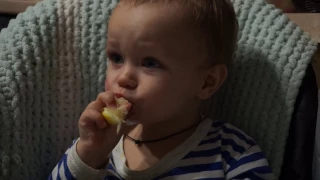 Ребенок ест ЛИМОН!