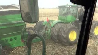 Unloading corn on the go - John Deere S680 onto Brent 1594 cart