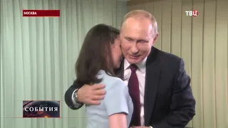 Незрячая девочка взяла интервью у Владимира Путина и "увидела" его лицо руками