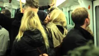Valentines dag kysse flashmob i Københavns metro