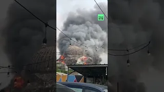 Impressionnant effondrement du dôme de cette mosquée en pleine cœur de Jakarta, en Indonésie