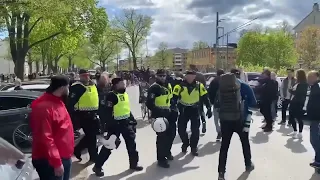 VIDEO: UROLIGHEDER, TÅREGAS OG ANHOLDELSER VED PALUDAN DEMONSTRATION