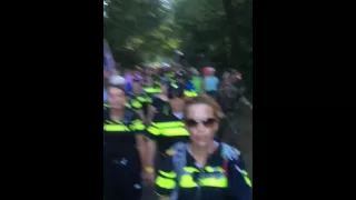 Vierdaagse Nijmegen 2016 politie Oost Brabant neemt Franse militairen op sleeptouw