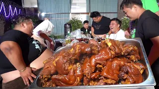 His friends wanted to eat trotters, Houge bought 15 pig feet and cooked them all !