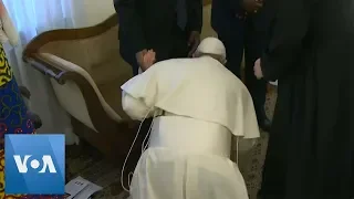 Pope Kisses Feet of South Sudan Leaders, Urging Them to Keep Peace