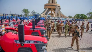 Le Capitaine Ibrahim Traoré remet 400 tracteurs et 239 motoculteurs aux producteurs burkinabè