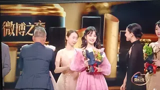 shenyue winning award at Weibo night 2023