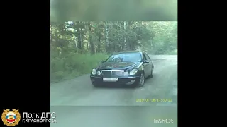 Отец учит маленького сына кататься на машине