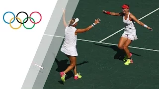 Russia's Makarova and Vesnina win gold in women's tennis doubles